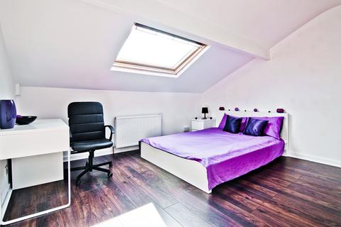 2 bedroom flat to rent, Flat 2T, 13 Kelso Road, LS2 9PR
