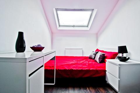 2 bedroom flat to rent, Flat 2T, 13 Kelso Road, LS2 9PR