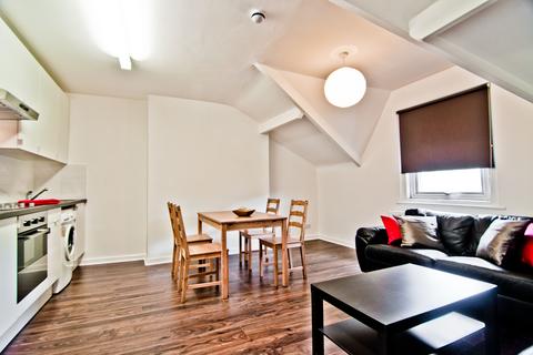 2 bedroom flat to rent, Flat 2T, 13 Kelso Road, LS2 9PR