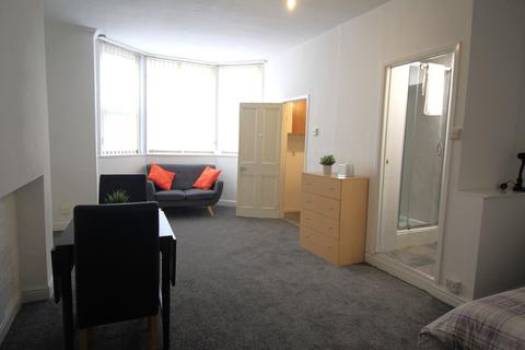 Studio to rent, Flat 3, 12 Kelso Road, LS2 9PR