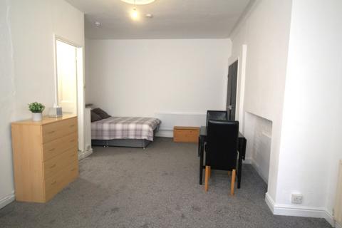 Studio to rent, Flat 3, 12 Kelso Road, LS2 9PR