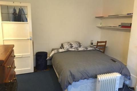 Studio to rent, Flat 1, 16 Kelso Road, LS2 9PR