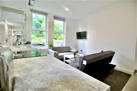 2 bedroom flat to rent, Flat 2, 12 Kelso Road, LS2 9PR
