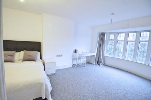 3 bedroom flat to rent, Flat 2, 117 Otley Road, LS6 3PX