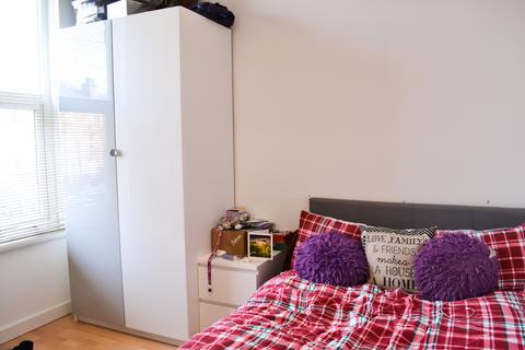 Flat 4, 11 Brudenell Road, LS6 1HA