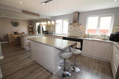 1 Blacksmith Close, Oakdale, Blackwood, NP12 0BG