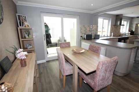 1 Blacksmith Close, Oakdale, Blackwood, NP12 0BG
