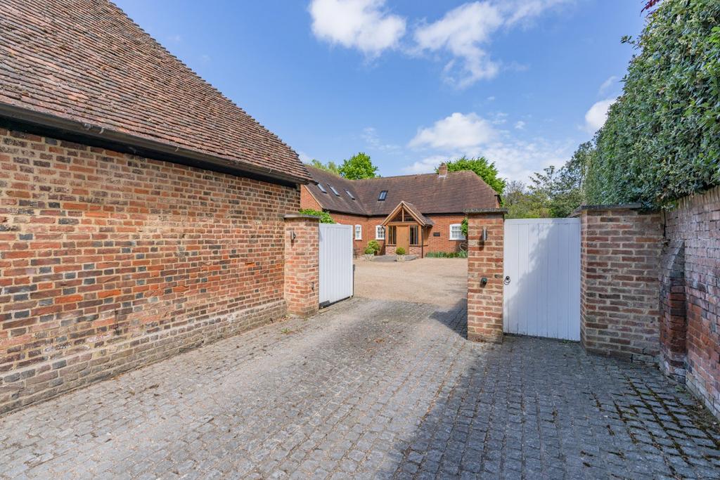 Entrance/Driveway