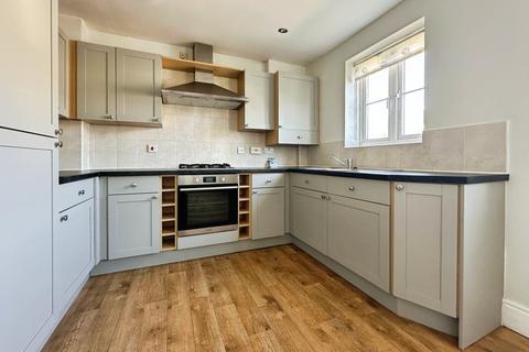 3 bedroom terraced house to rent, Lumb Hall Way, Bradford BD11