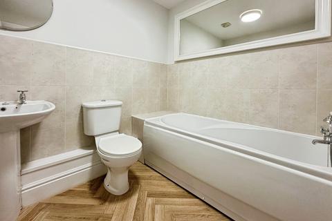 3 bedroom terraced house to rent, Lumb Hall Way, Bradford BD11