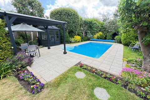4 bedroom detached house for sale, Warren Close, Rayleigh