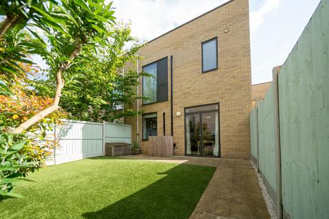 18 Seekings Close, Trumpington, Cambridge, CB2 9DJ