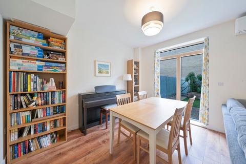 18 Seekings Close, Trumpington, Cambridge, CB2 9DJ