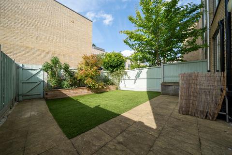 18 Seekings Close, Trumpington, Cambridge, CB2 9DJ