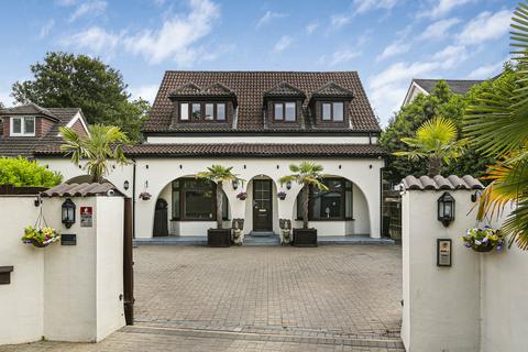Acacia Avenue, Wraysbury, TW19