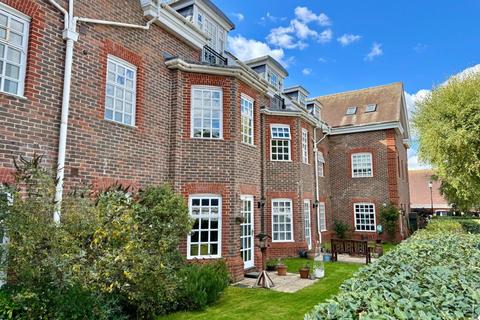 2 bedroom retirement property for sale, Farmery Court, Castle Village, Berkhamsted, Hertfordshire, HP4