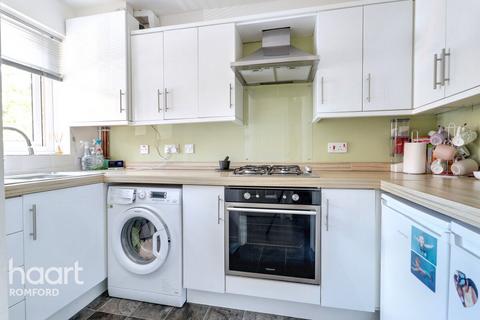 42 Campion Close, Rush Green, Romford, RM7 0WX