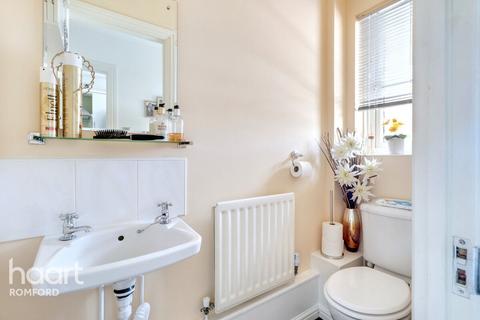 42 Campion Close, Rush Green, Romford, RM7 0WX