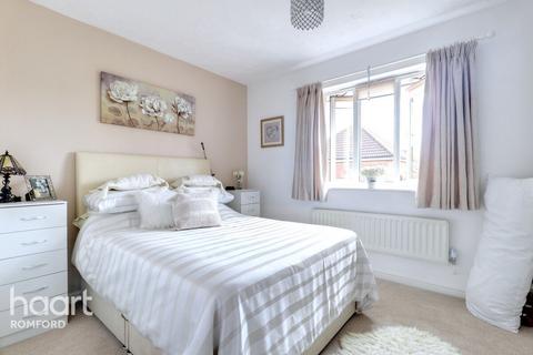 42 Campion Close, Rush Green, Romford, RM7 0WX