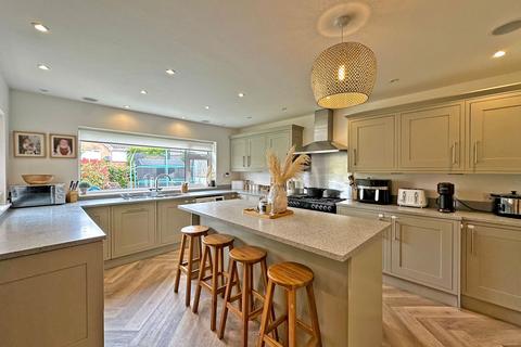 16 Oaks Drive, Wombourne, Wolverhampton, WV5 0LA