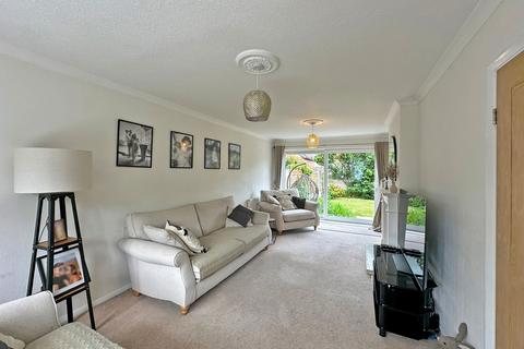 16 Oaks Drive, Wombourne, Wolverhampton, WV5 0LA