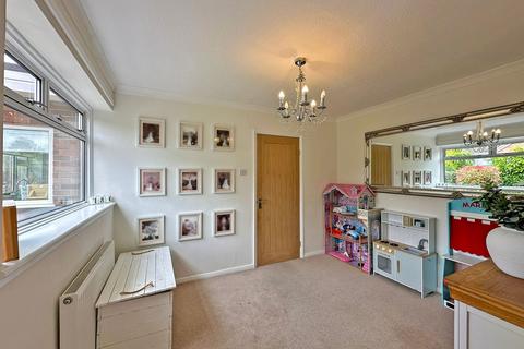 16 Oaks Drive, Wombourne, Wolverhampton, WV5 0LA