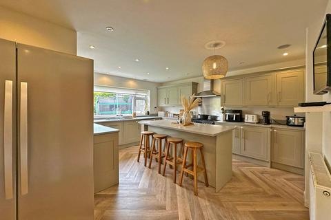 16 Oaks Drive, Wombourne, Wolverhampton, WV5 0LA