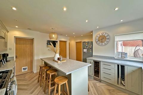 16 Oaks Drive, Wombourne, Wolverhampton, WV5 0LA