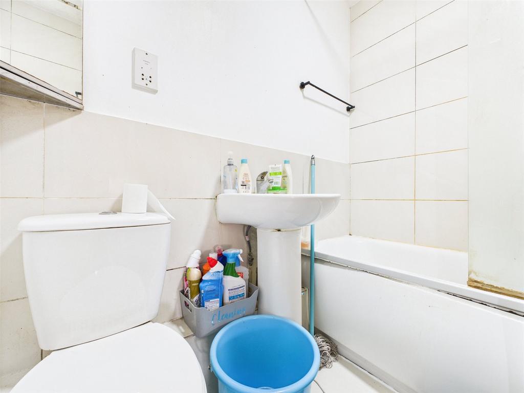 Apartment in Hounslow - View 5