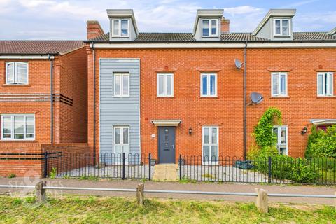 3 bedroom townhouse for sale, Fairway, Queens Hill, Norwich