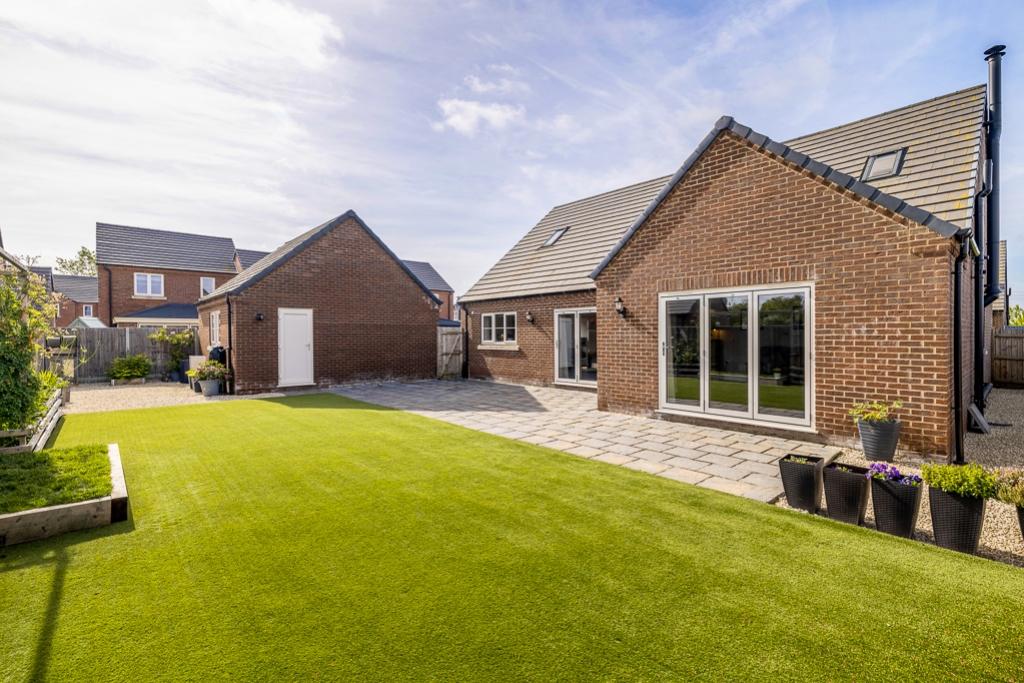 10 Cavell Way (Fleet)-12