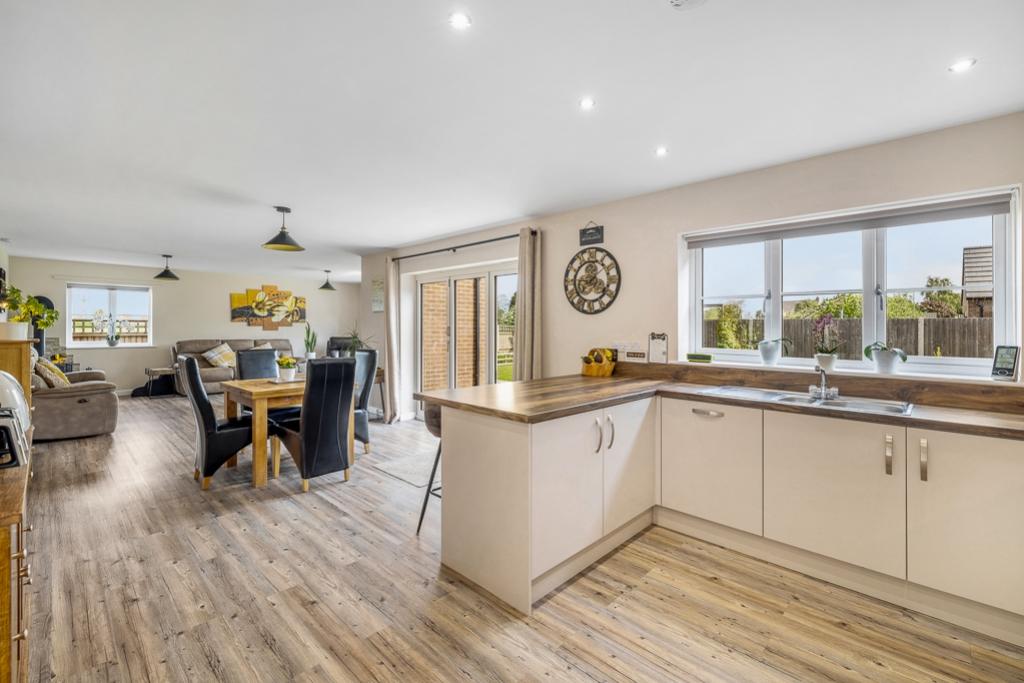 10 Cavell Way (Fleet)-26