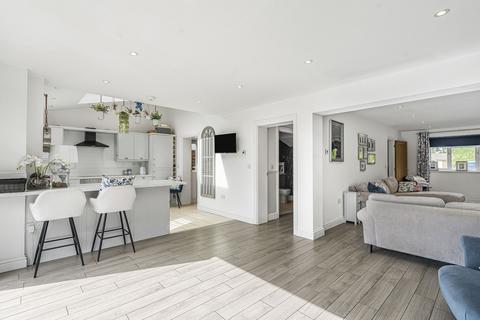 4 bedroom detached house for sale, Park Road, Grendon Underwood, HP18