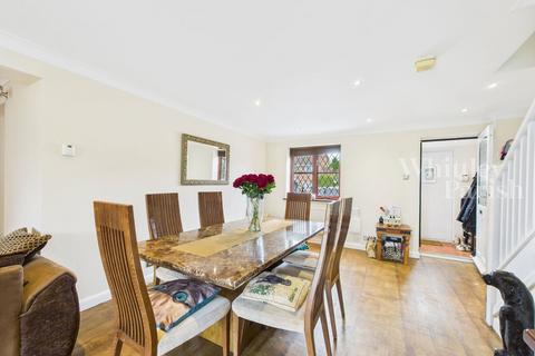 10 Alexander Close, Long Stratton, Norwich, NR15 2RJ