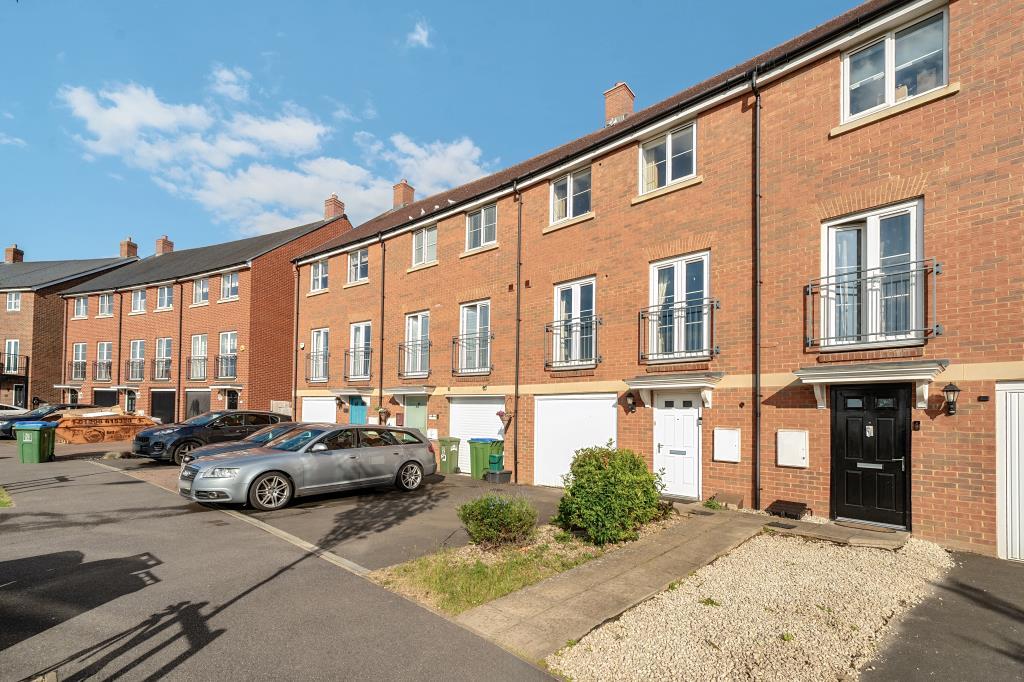 Berryfields, Aylesbury, HP18 4 bed townhouse - £1,950 pcm (£450 pw)
