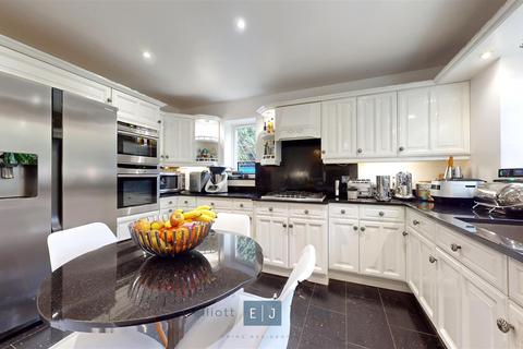 4 bedroom detached house for sale, Grovewood Place, Woodford Green IG8