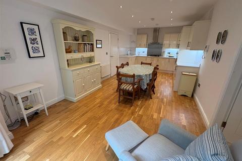 5 Chrisharben Court, Clayton, Bradford, BD14 6AF