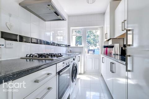 3 bedroom terraced house for sale, Rush Green Road, Romford, RM7 0NJ