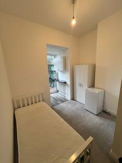 Studio to rent, Lichfield Grove, London N3