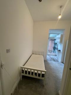 Studio to rent, Lichfield Grove, London N3