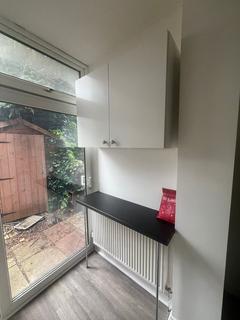 Studio to rent, Lichfield Grove, London N3