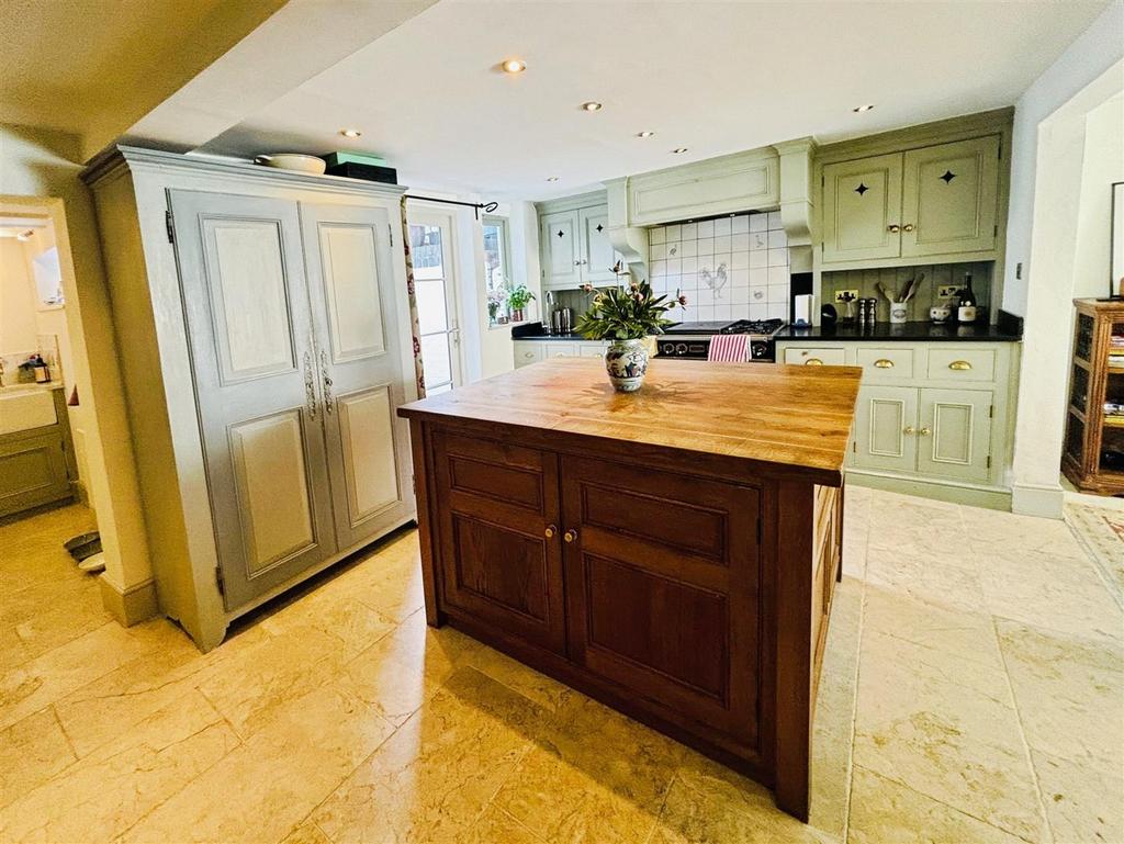 Kitchen...jpg