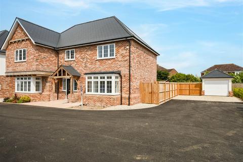 15 Mangapp Chase, Burnham-on-crouch, CM0 8QQ