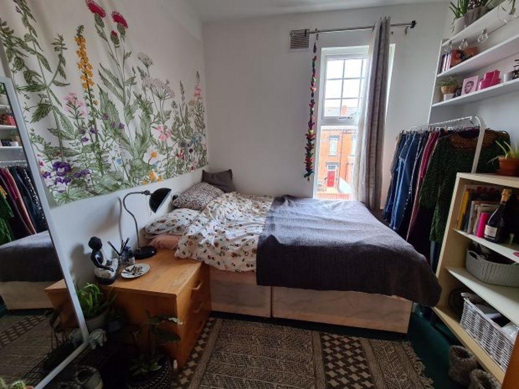 Cozy and neatly organized single bedroom featur...