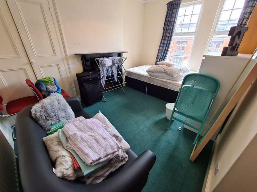 A cozy single bedroom featuring a comfortable s...