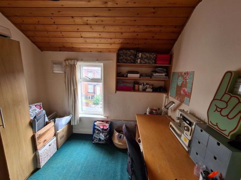 Compact and functional small room with natural ...