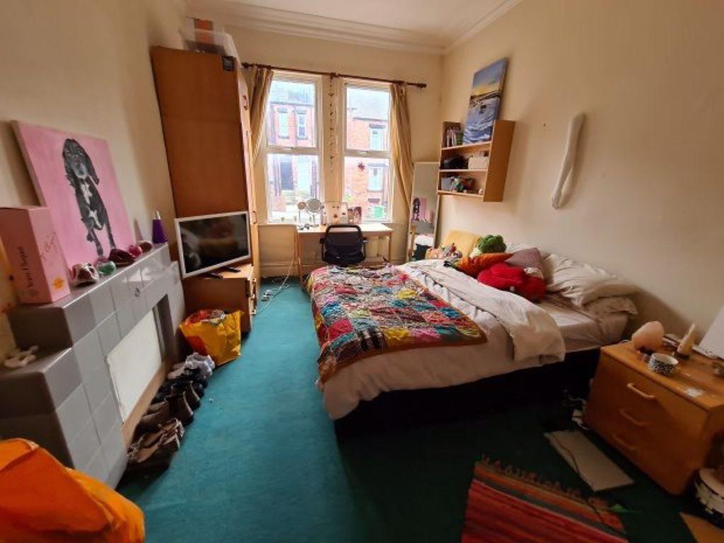 A cozy double bedroom featuring a double bed wi...
