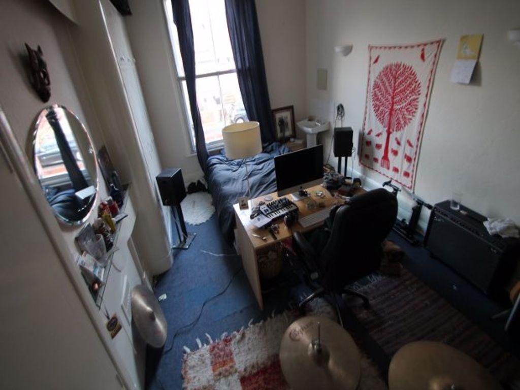 Cozy single bedroom with a comfortable bed, des...