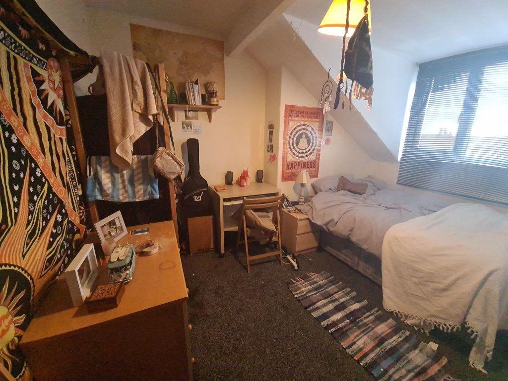 Cozy single bedroom with a comfortable bed, a s...