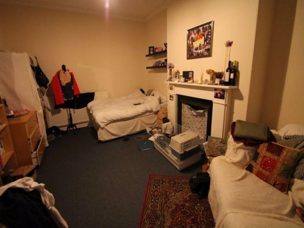 Cozy bedroom featuring a comfortable single bed...